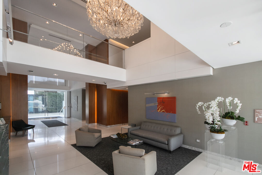 838 N DOHENY DR Unit: 404