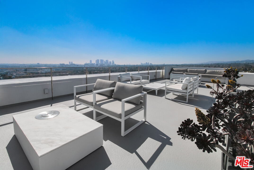 838 N DOHENY DR Unit: 404