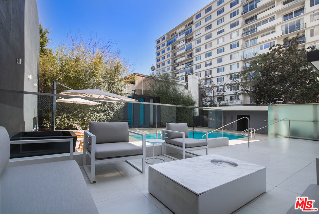 838 N DOHENY DR Unit: 404
