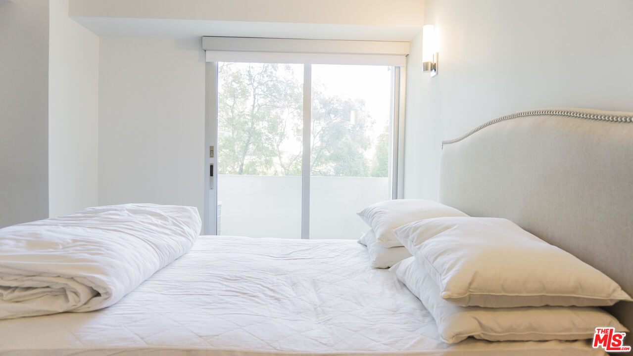 838 N DOHENY DR Unit: 404