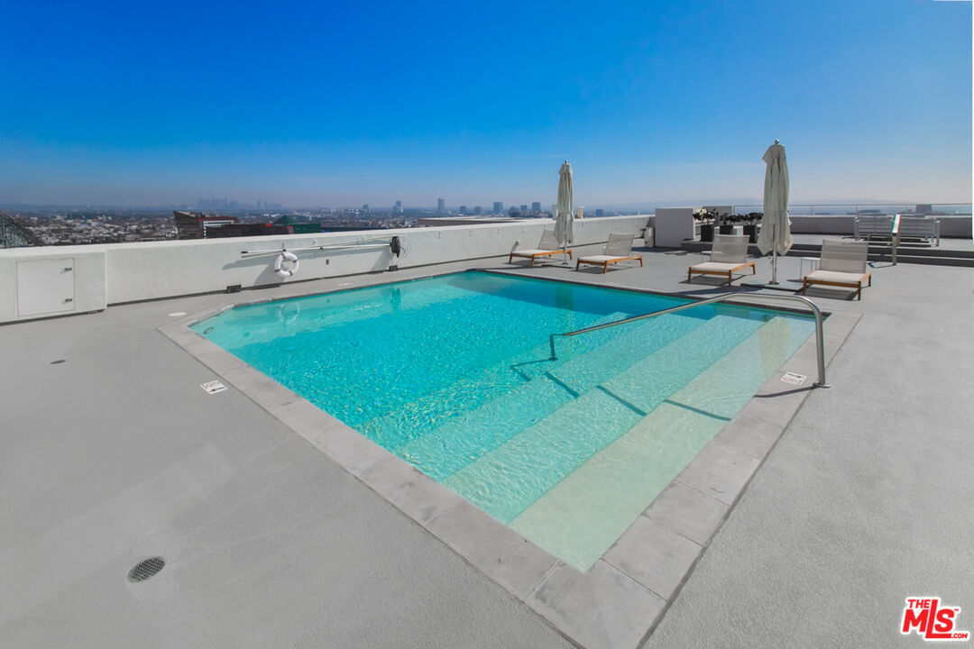 838 N DOHENY DR Unit: 404