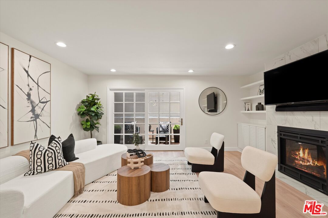 853 Larrabee St Unit: 14