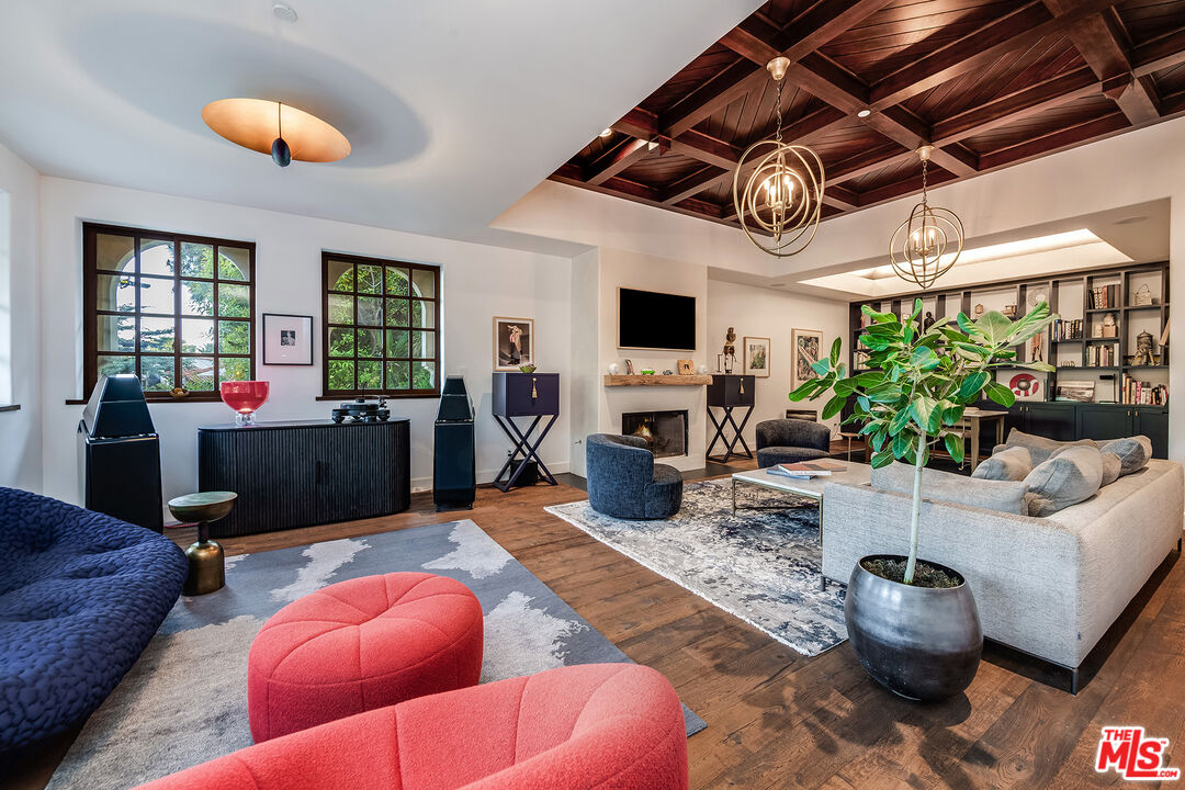 1925 Curson Pl
