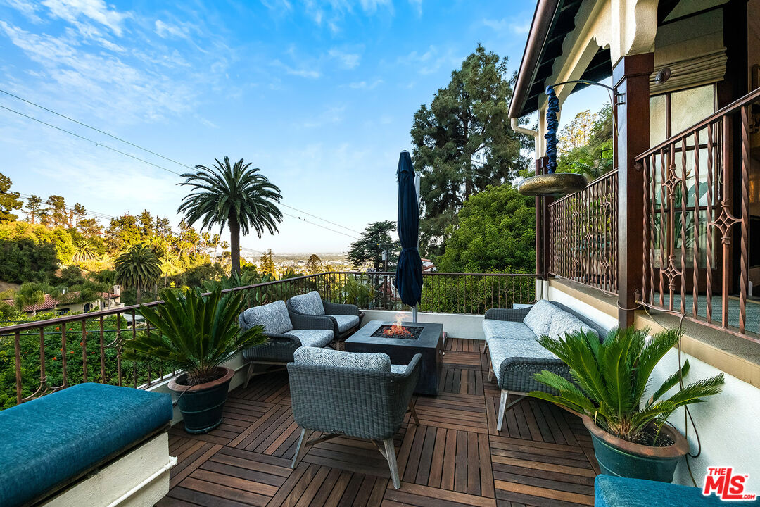 1925 Curson Pl
