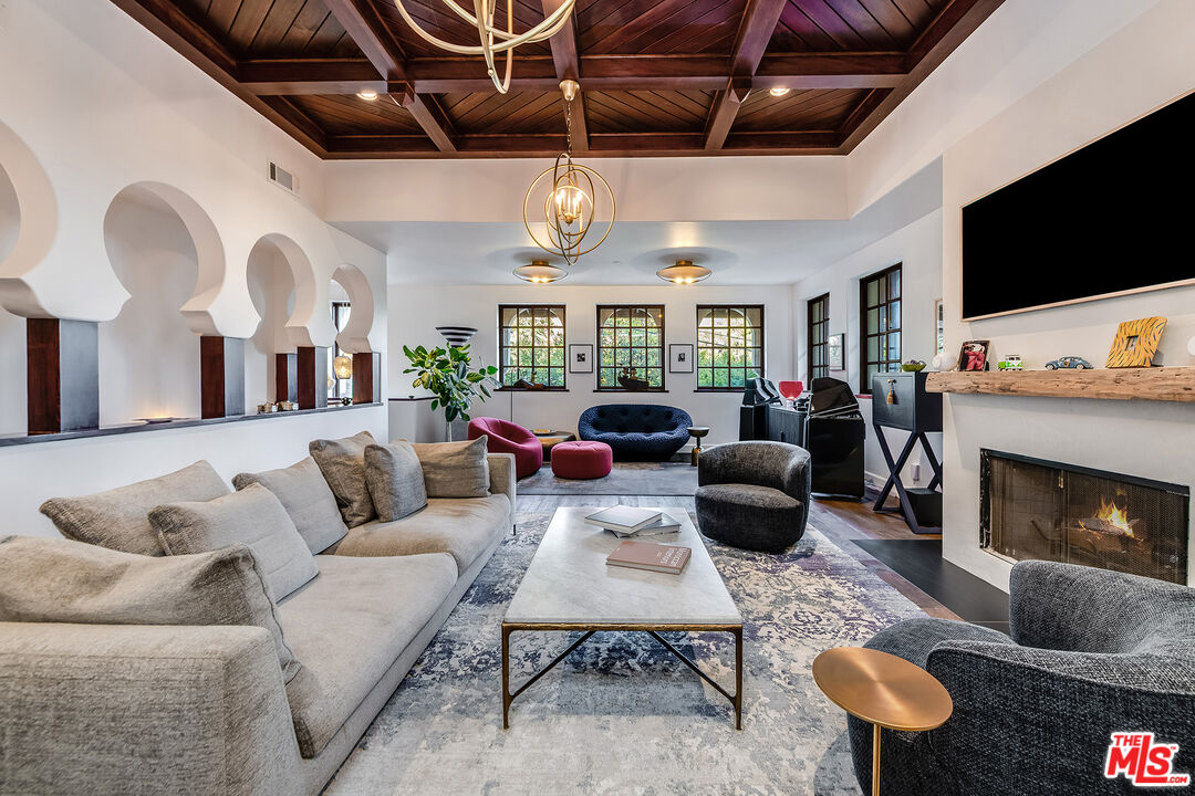 1925 Curson Pl