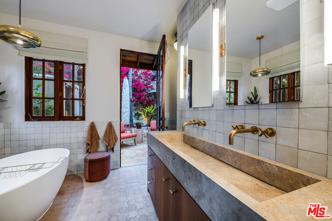 1925 Curson Pl