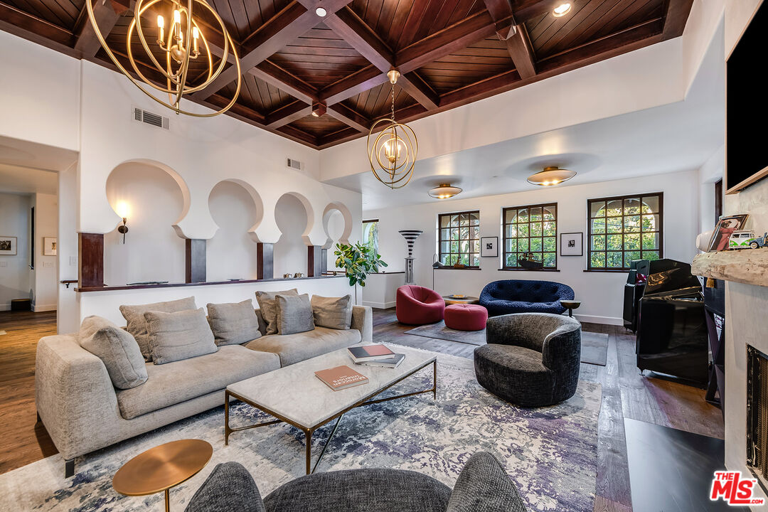 1925 Curson Pl