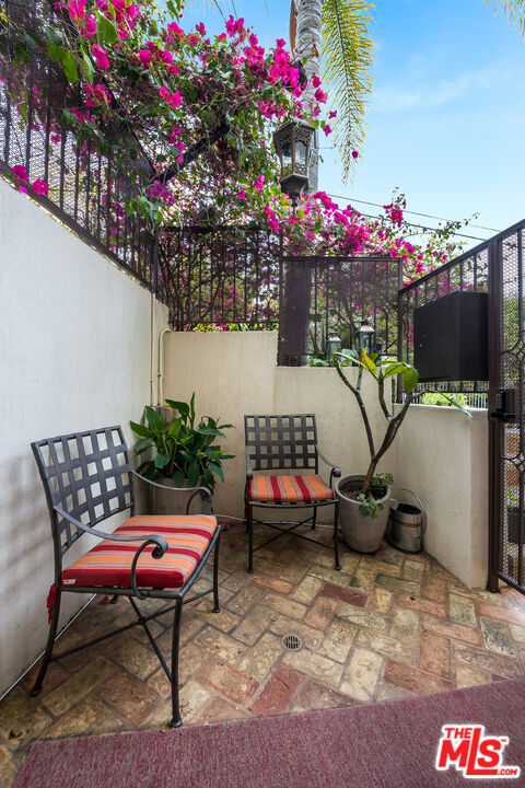 1925 Curson Pl