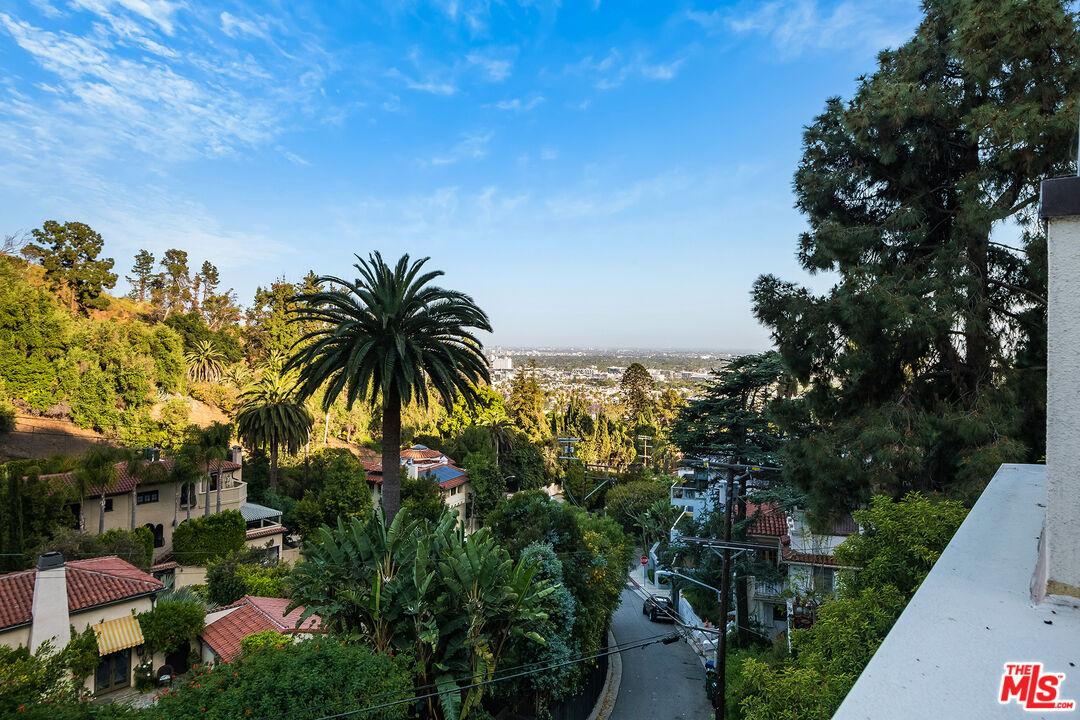 1925 Curson Pl