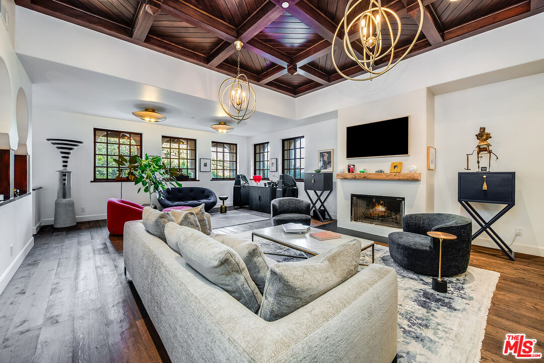 1925 Curson Pl