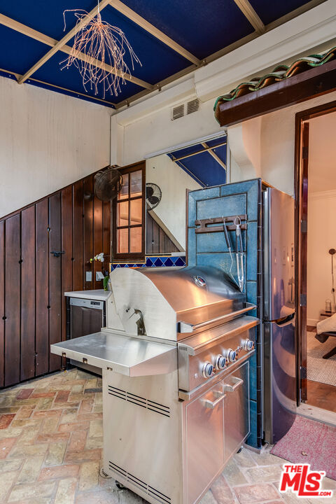 1925 Curson Pl