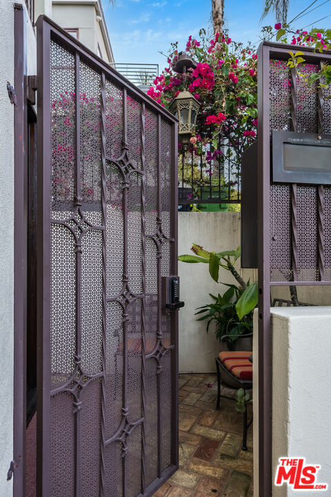 1925 Curson Pl