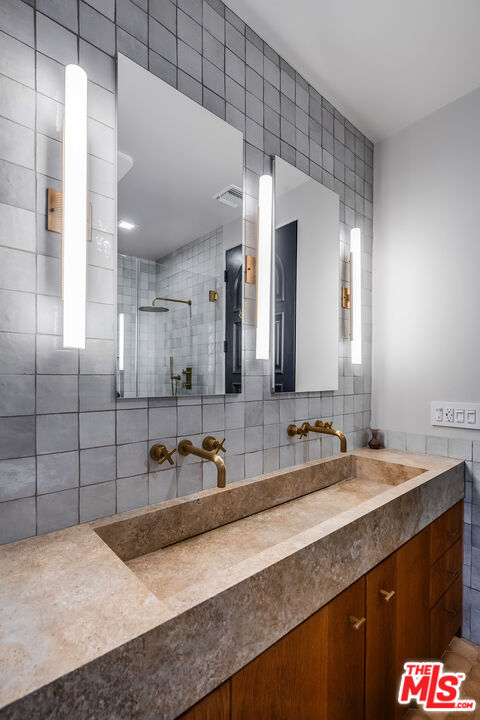 1925 Curson Pl