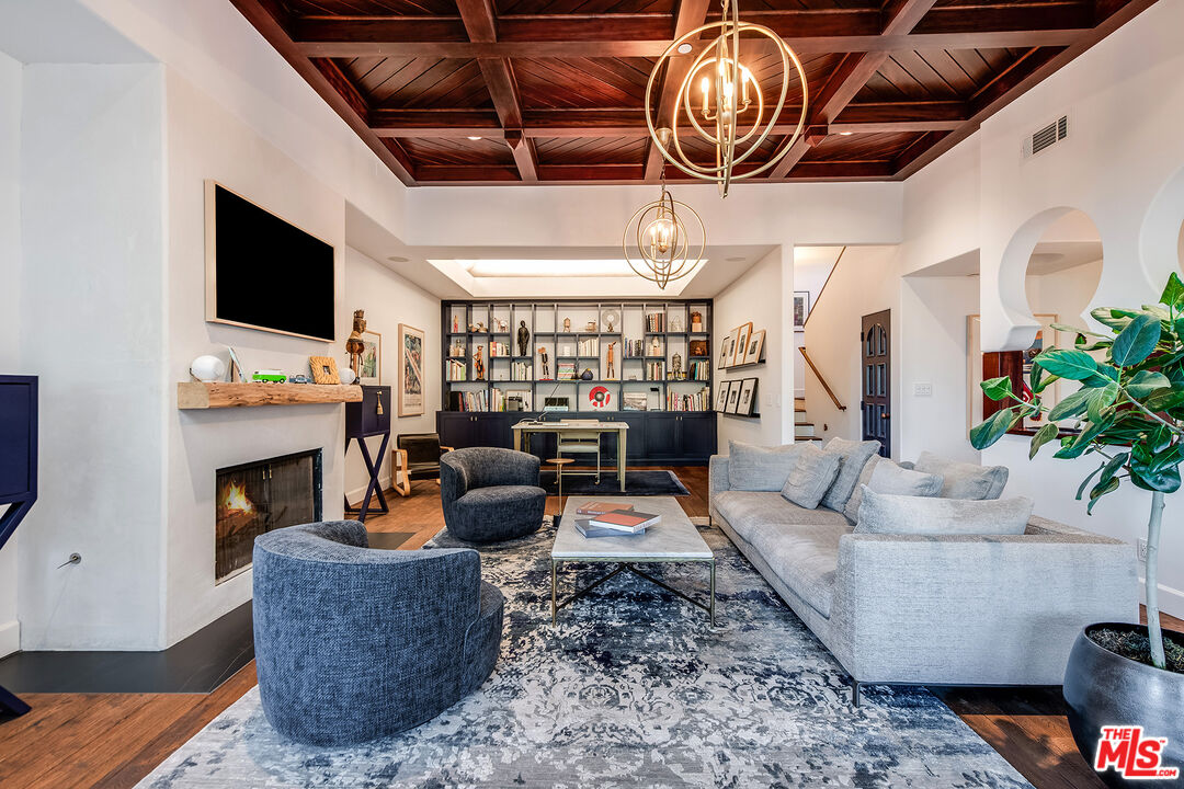 1925 Curson Pl