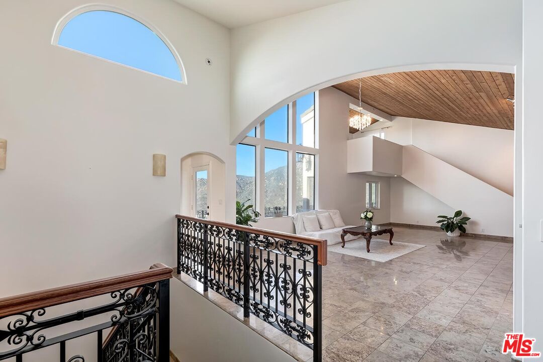 10827 Pacific View Dr