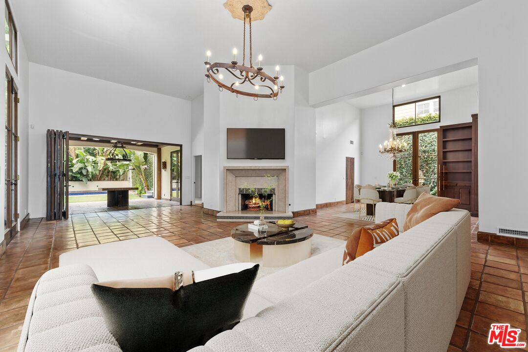 1017 S Gretna Green Way