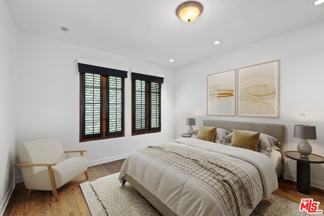 1017 S Gretna Green Way