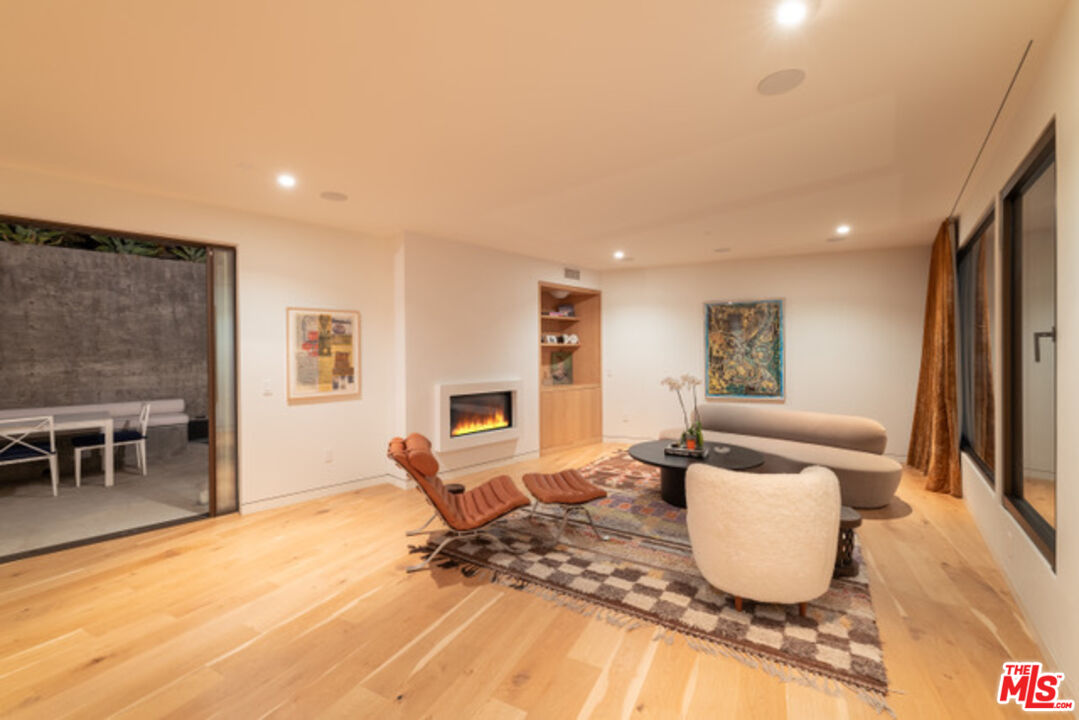 8465 Franklin Ave