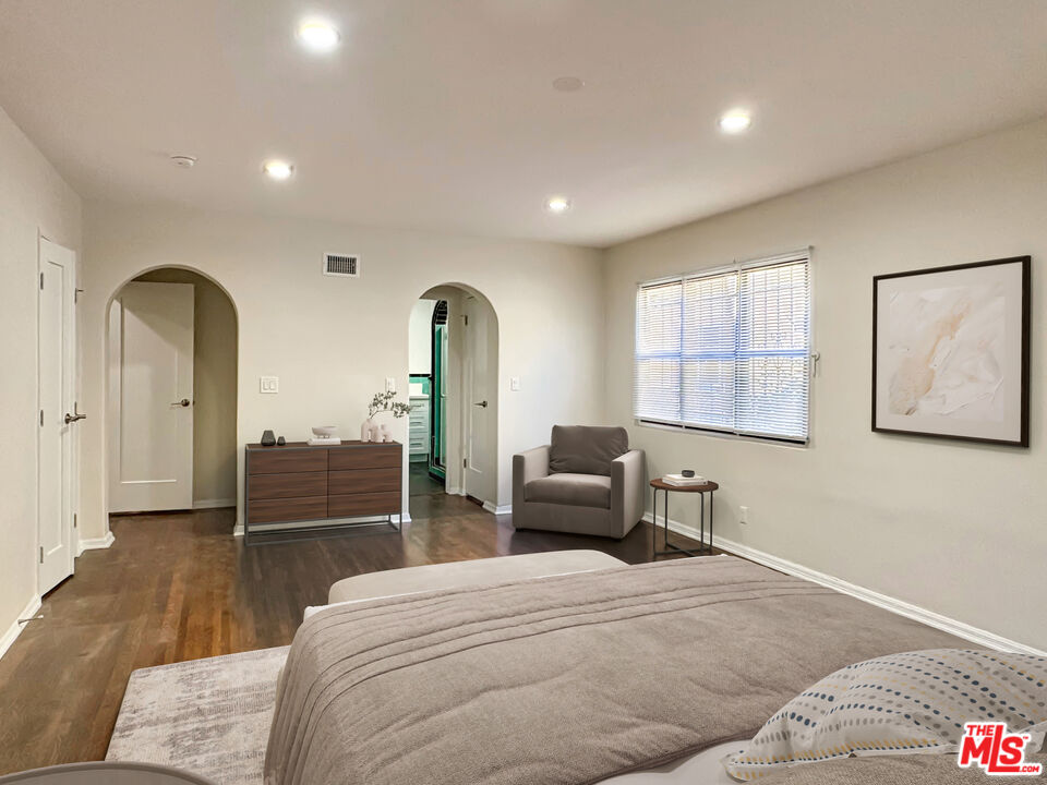 170 N Orange Dr Unit: Lower