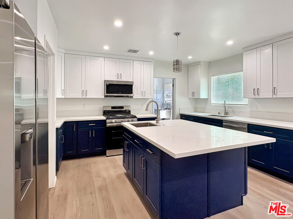 170 N Orange Dr Unit: Lower