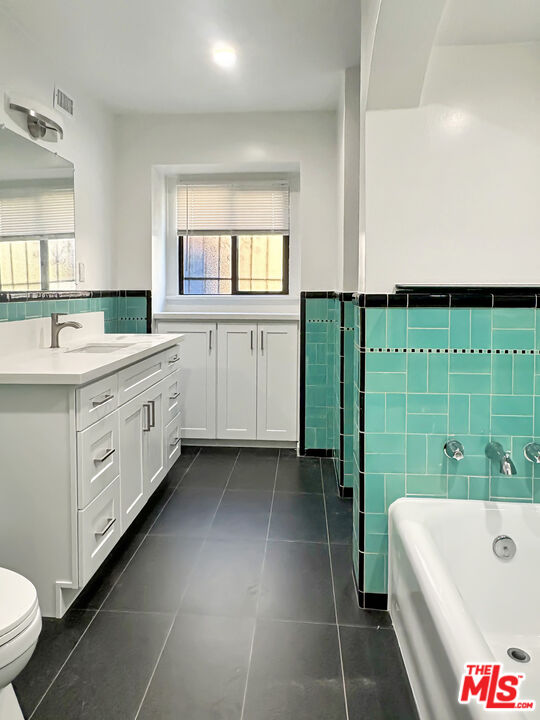 170 N Orange Dr Unit: Lower