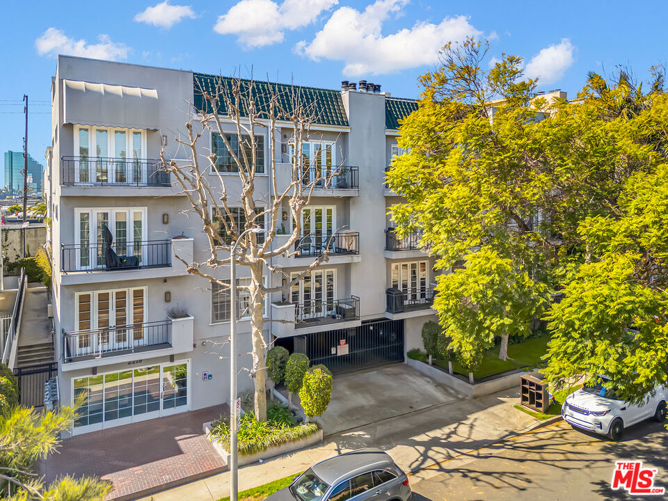 2219 S Bentley Ave Unit: 304