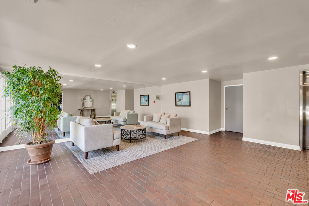 2219 S Bentley Ave Unit: 304