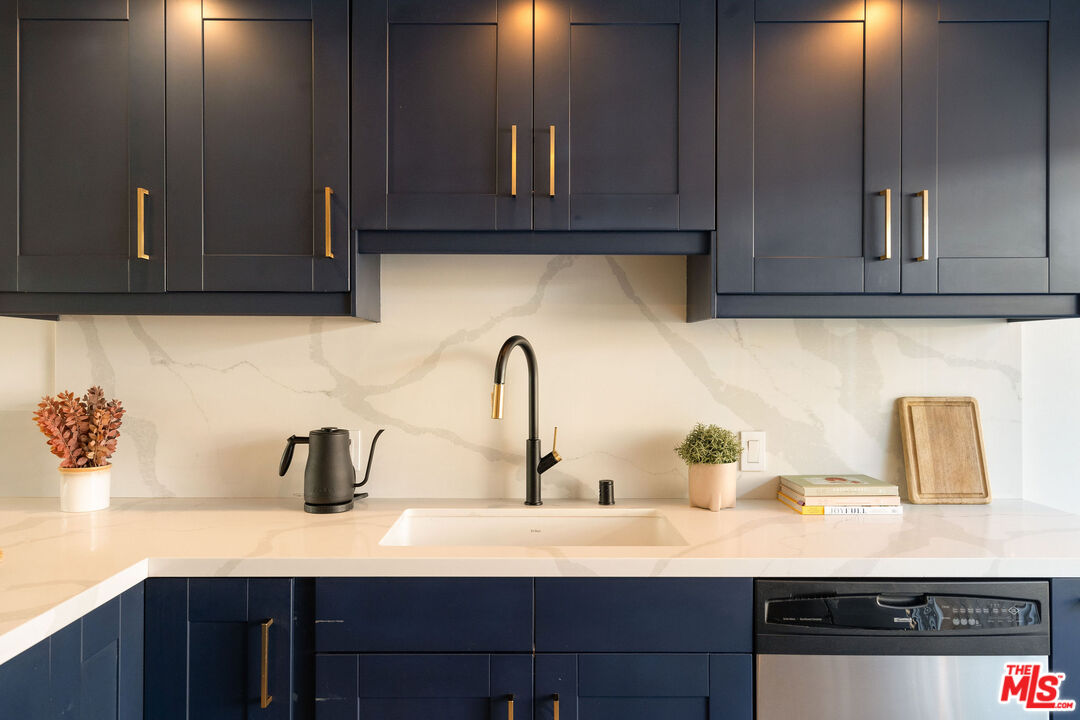 4040 Grand View Blvd Unit: 7