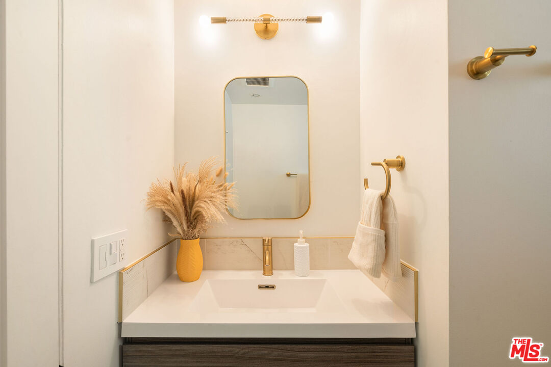 4040 Grand View Blvd Unit: 7