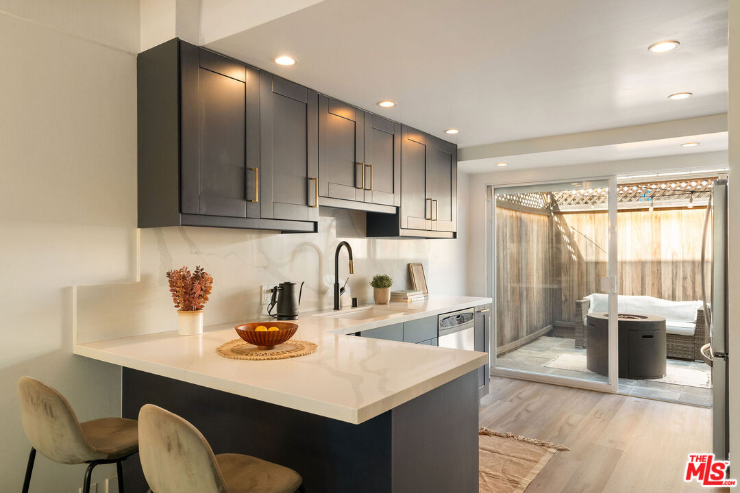 4040 Grand View Blvd Unit: 7