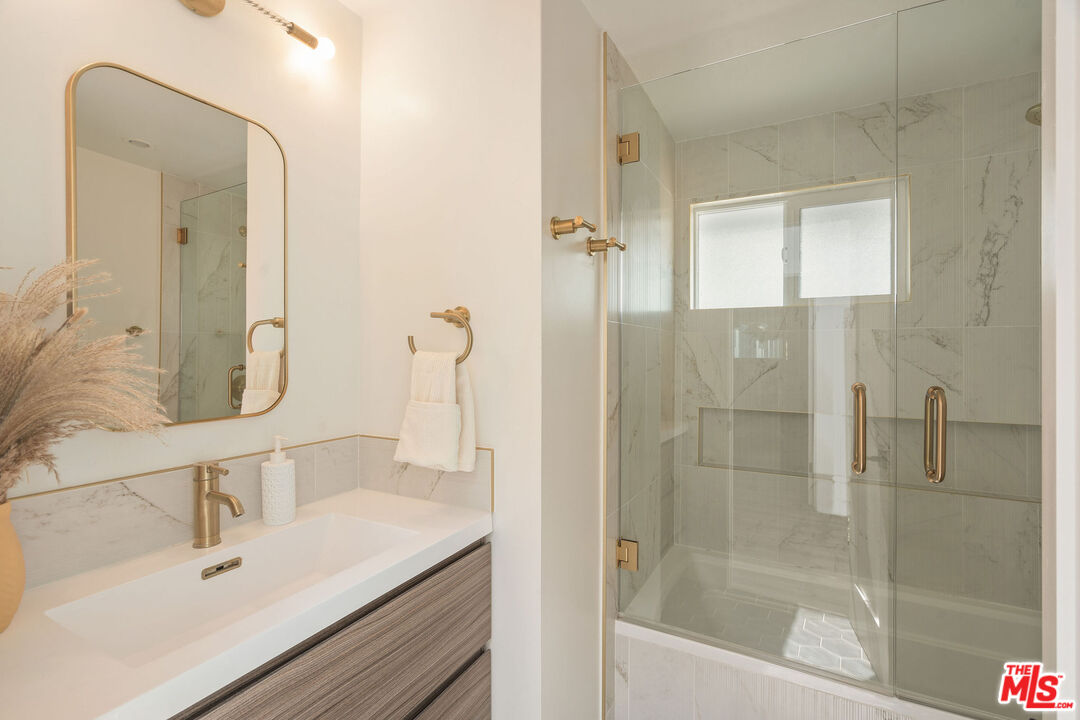 4040 Grand View Blvd Unit: 7