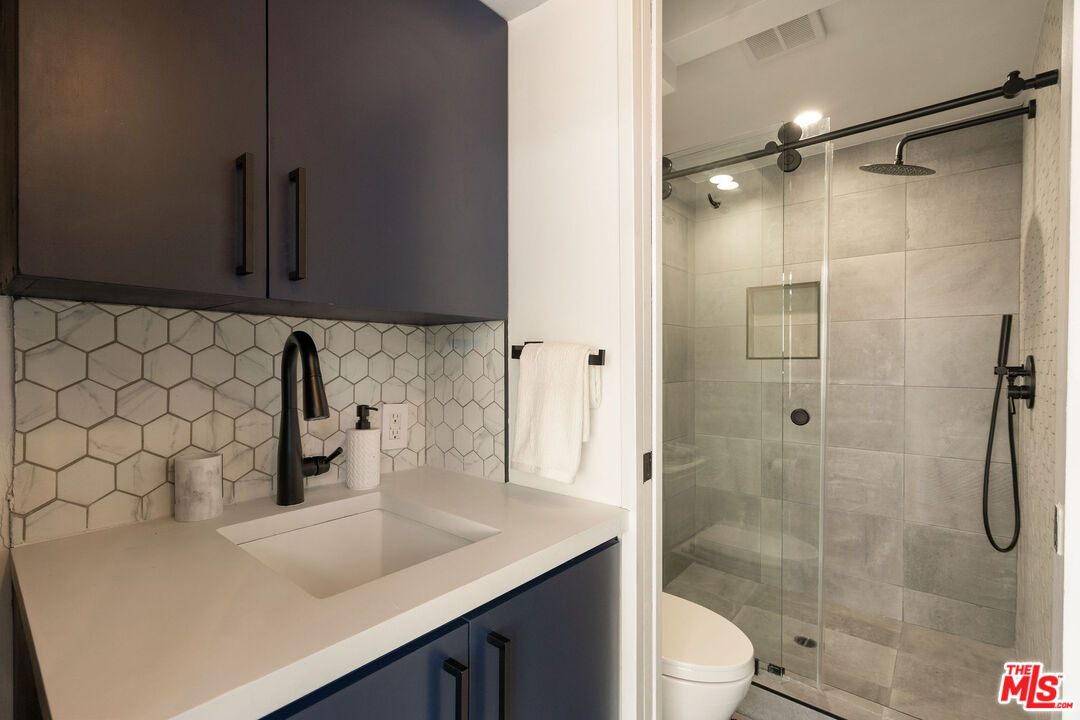 4040 Grand View Blvd Unit: 7