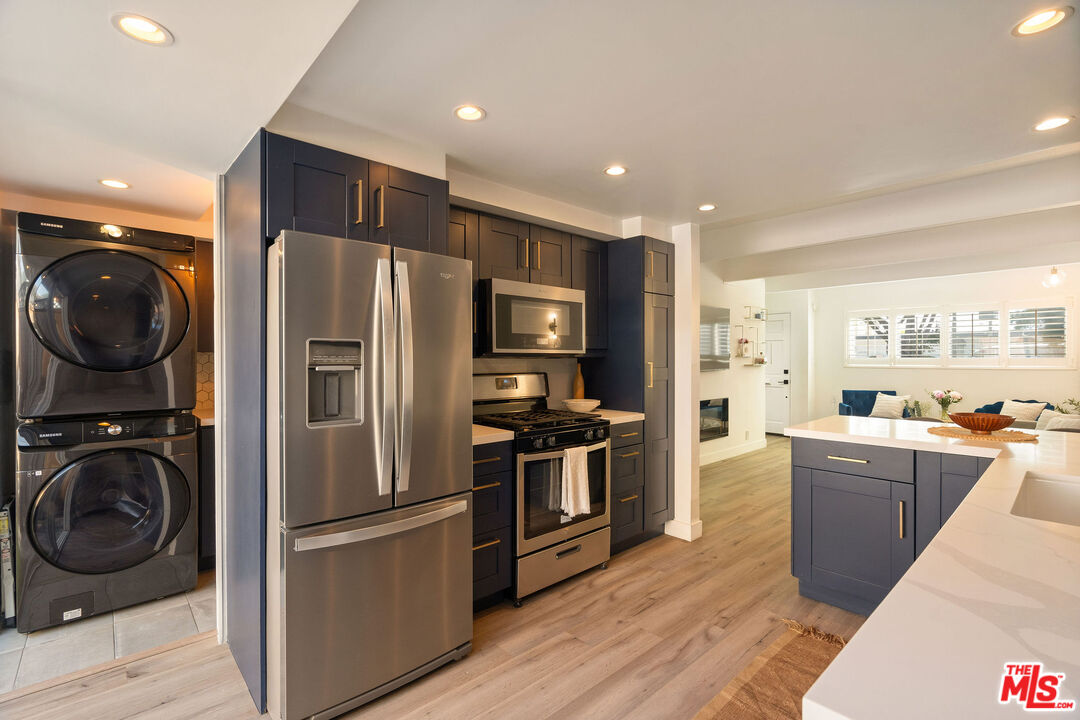 4040 Grand View Blvd Unit: 7