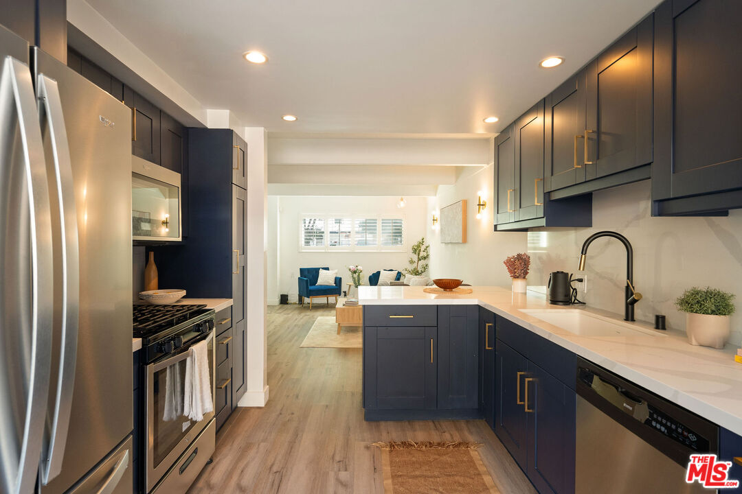 4040 Grand View Blvd Unit: 7