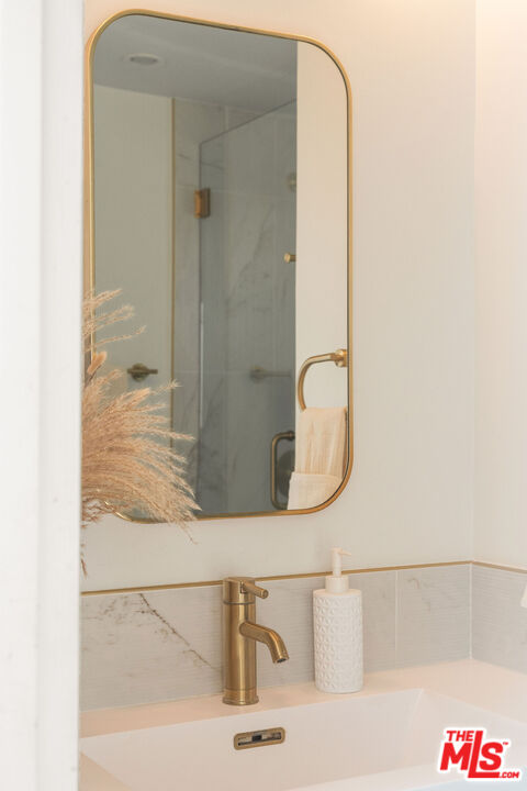 4040 Grand View Blvd Unit: 7