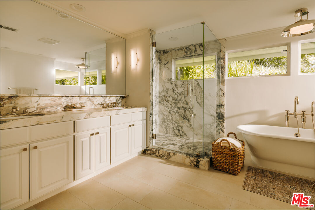 2610 Mandeville Canyon Rd