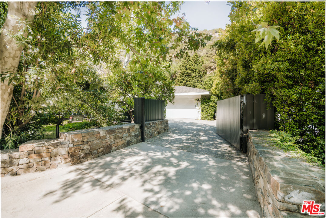 2610 Mandeville Canyon Rd