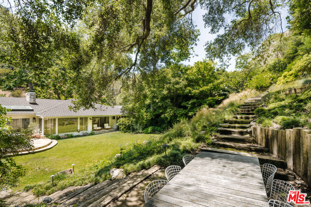 2610 Mandeville Canyon Rd