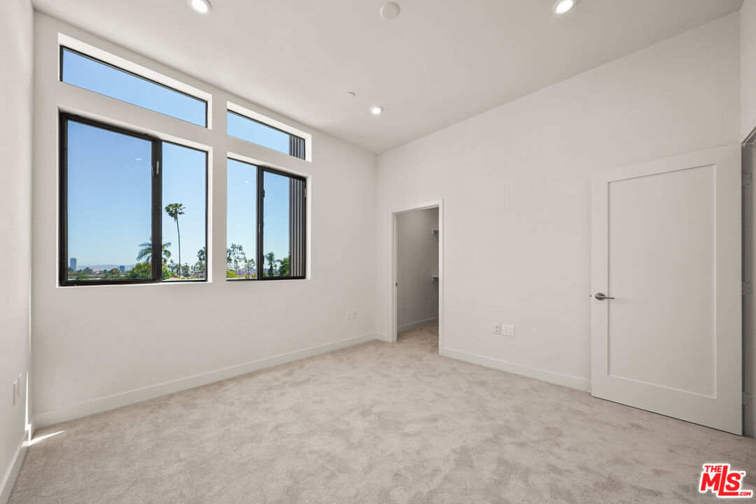 1202 N Orange Grv