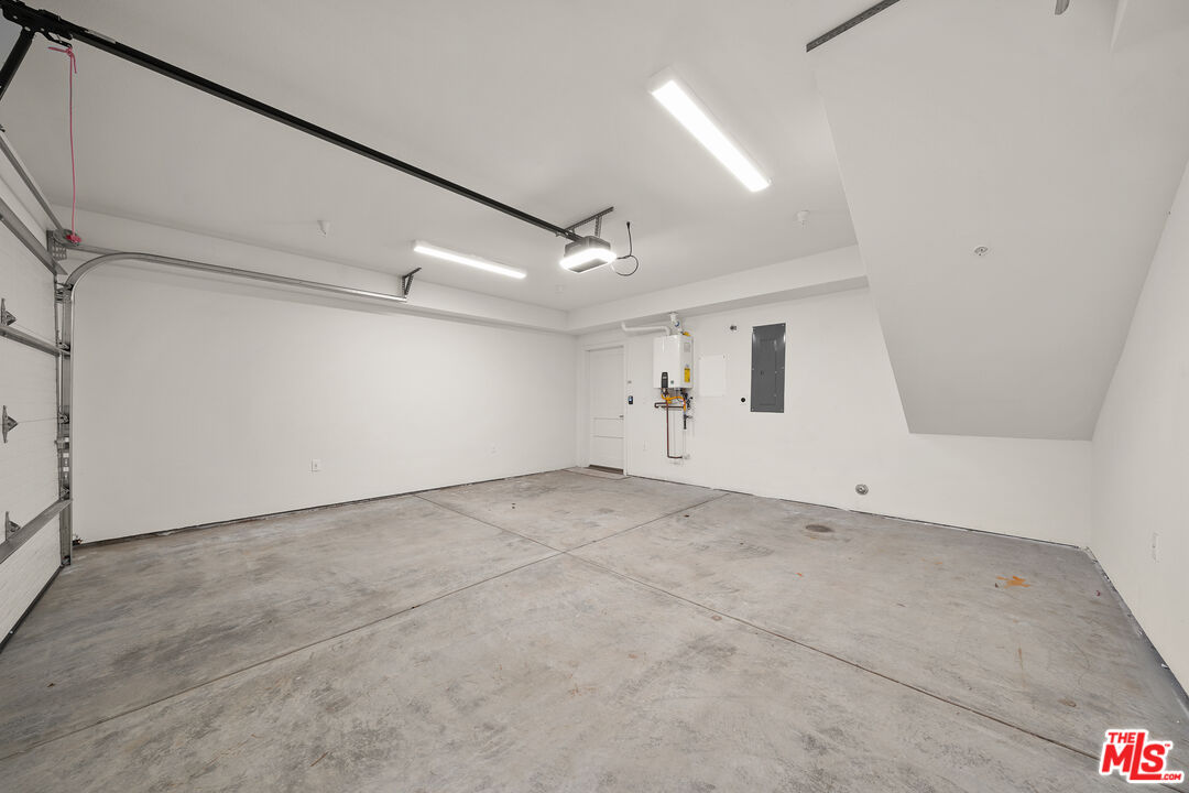 1202 N Orange Grv