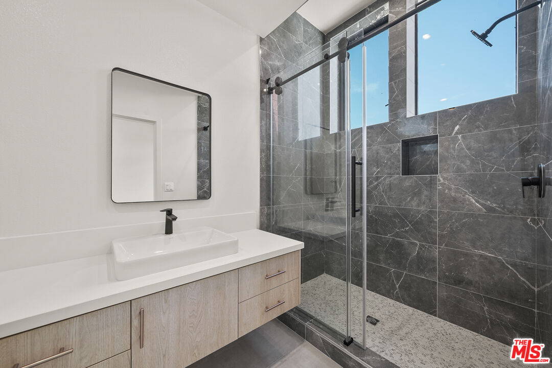 1202 N Orange Grv