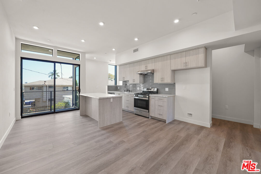 1202 N Orange Grv