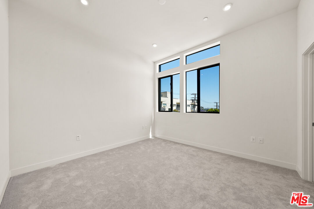 1202 N Orange Grv