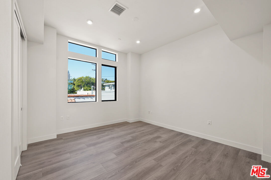 1202 N Orange Grv