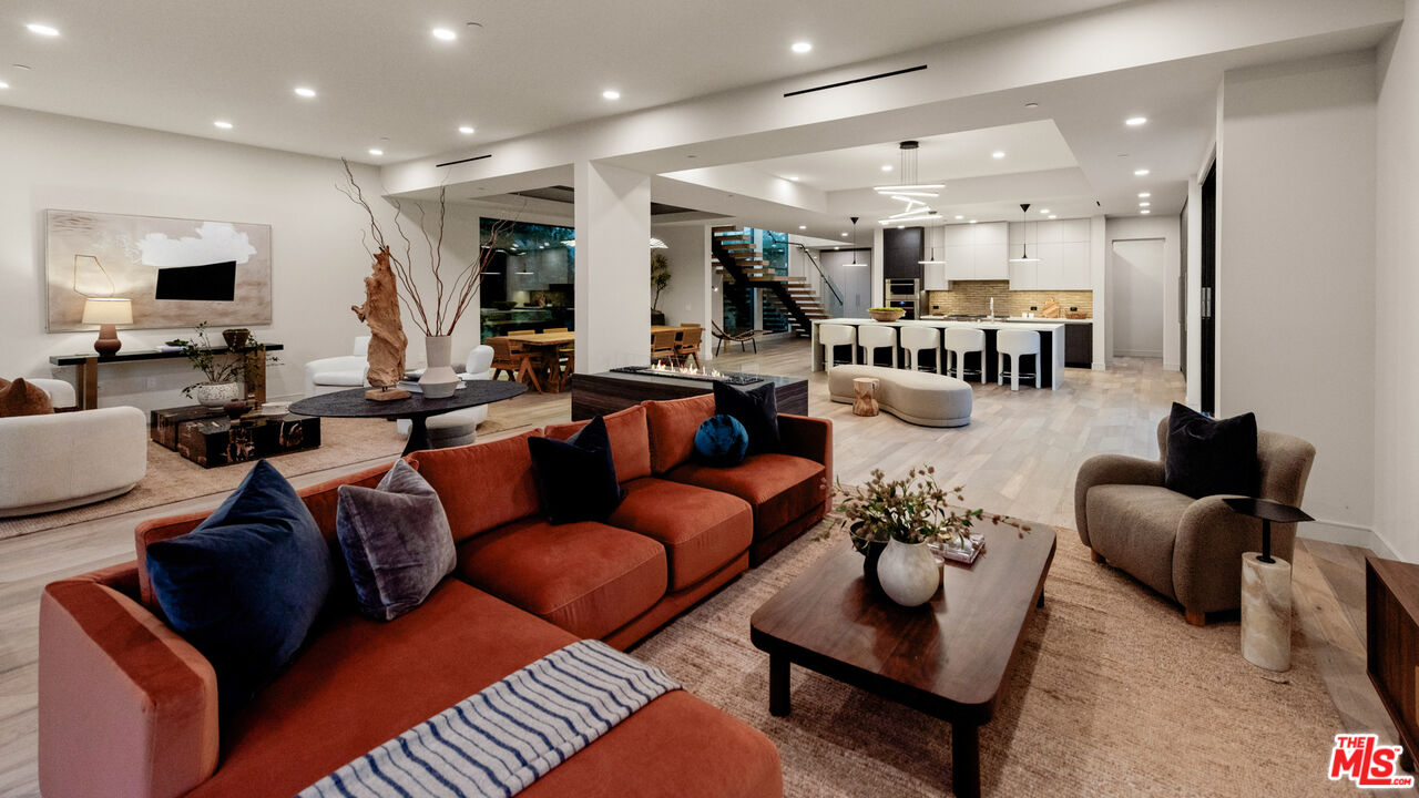 505 Barrington Ave Unit: 100