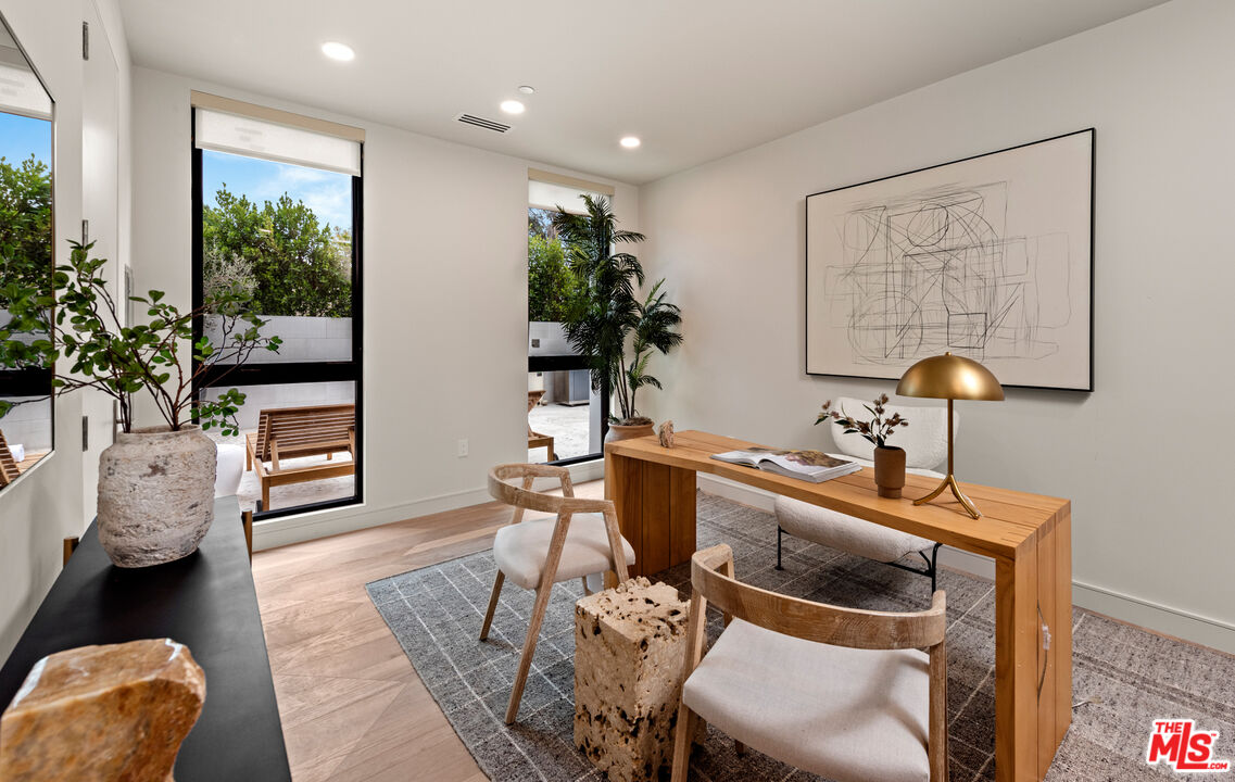 505 Barrington Ave Unit: 100