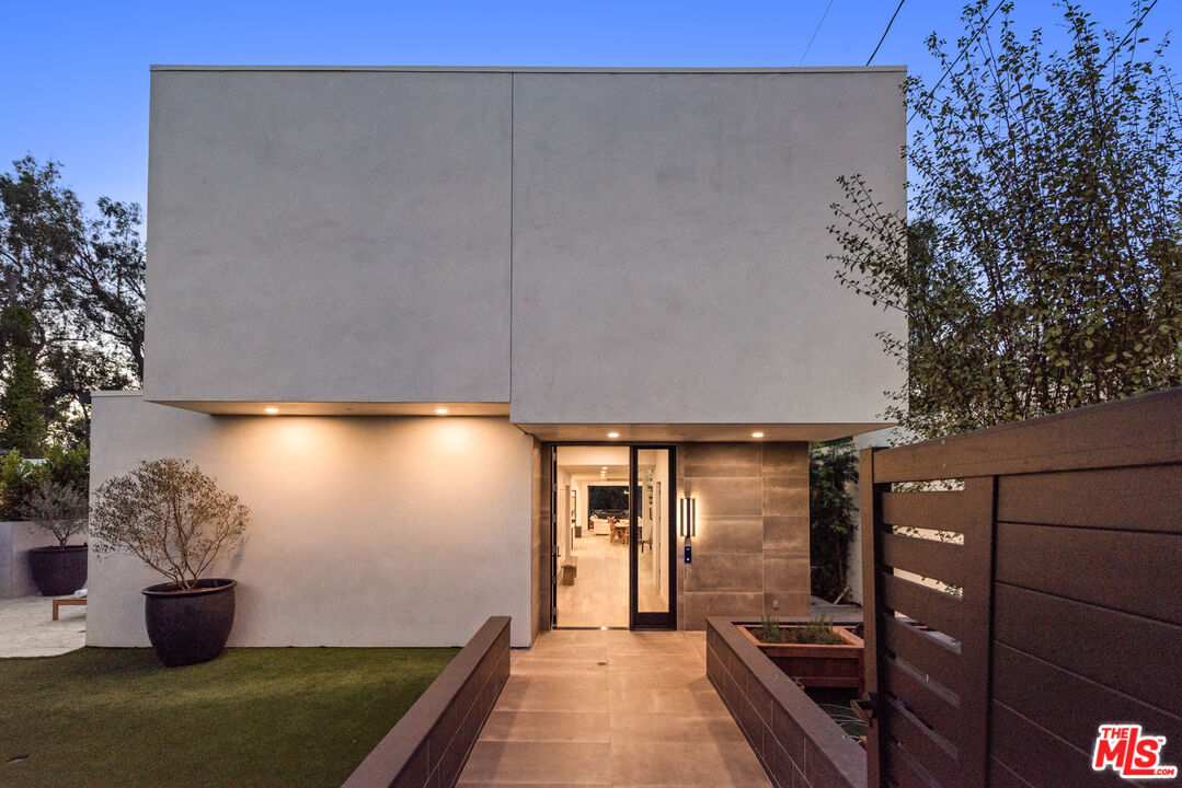 505 Barrington Ave Unit: 100