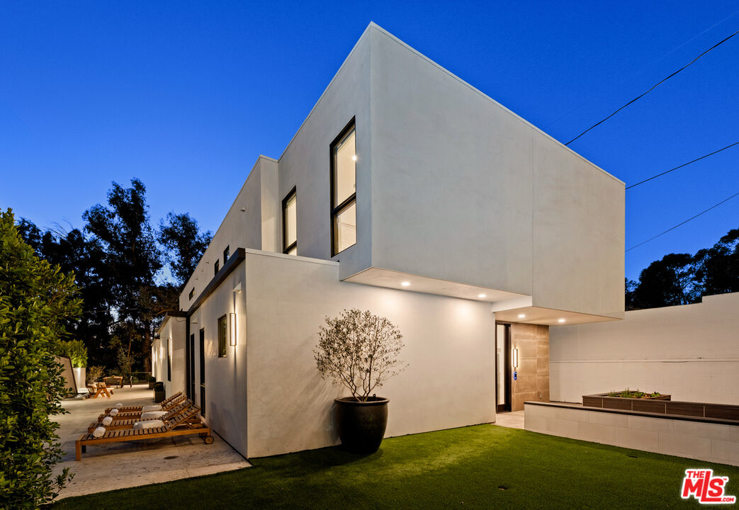 505 Barrington Ave Unit: 100