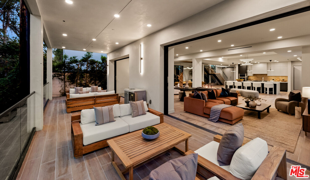 505 Barrington Ave Unit: 100