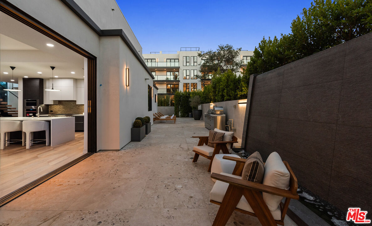 505 Barrington Ave Unit: 100